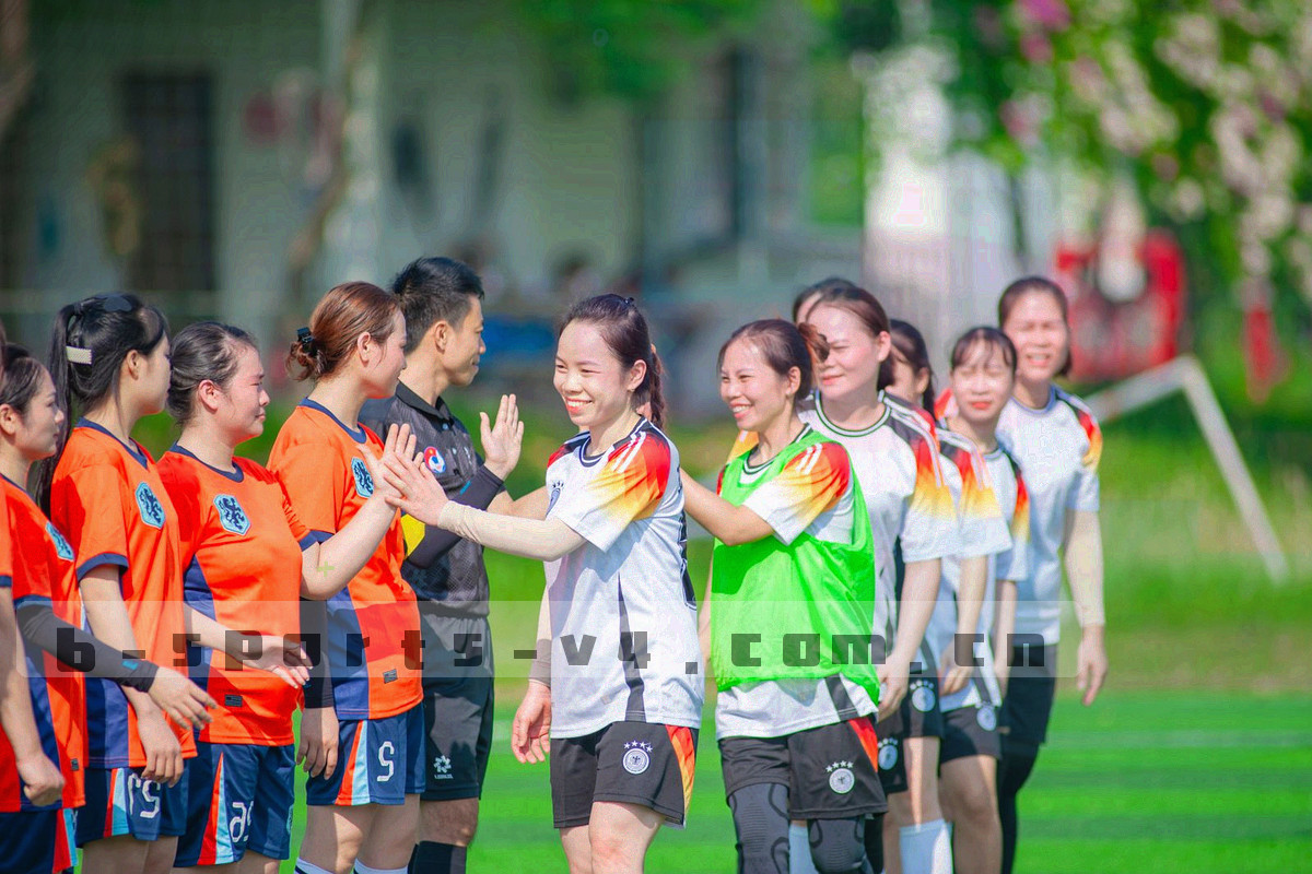 导播台多块监视屏同时显示同一场比赛的不同机位与数据叠层，画面偏冷青色调